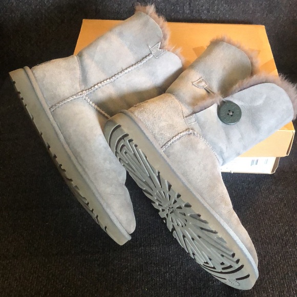 ❤️SOLD❤️UGG Bailey with button - Picture 5 of 8